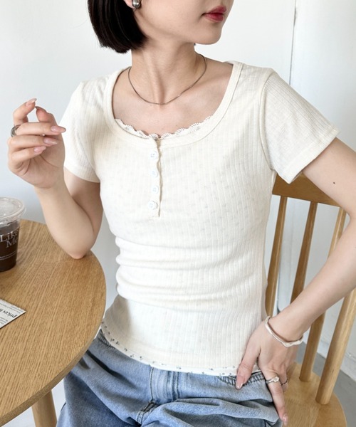 CLEA(クレア)の「フラワー柄レイヤードコンパクト半袖トップス(Tシャツ/カットソー・レディース・アイボリー・M)」の3枚目の写真