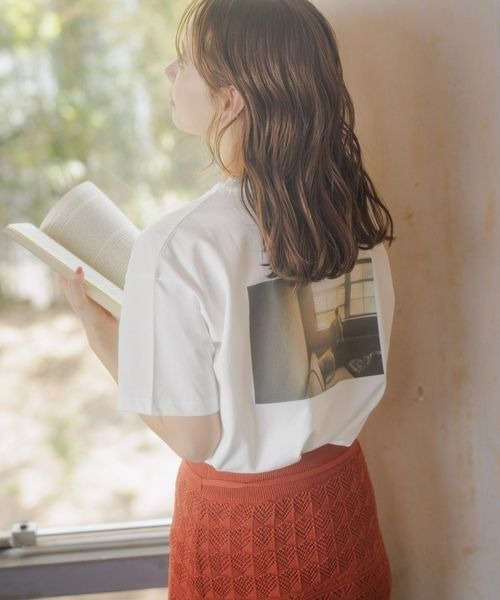 mysty woman（ミスティウーマン）の「【花盛友里さんコラボ】コラボアートフォトTシャツ 121442（Tシャツ/カットソー・レディース・ホワイト系その他3/ホワイト系その他2/ホワイト系その他/チャコールグレー・FREE）」の11枚目の写真