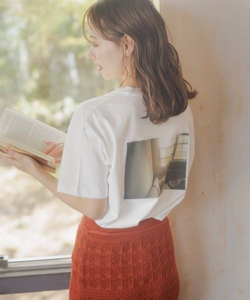 mysty woman（ミスティウーマン）の「【花盛友里さんコラボ】コラボアートフォトTシャツ 121442（Tシャツ/カットソー・レディース・ホワイト系その他3/ホワイト系その他2/ホワイト系その他/チャコールグレー・FREE）」の13枚目の写真