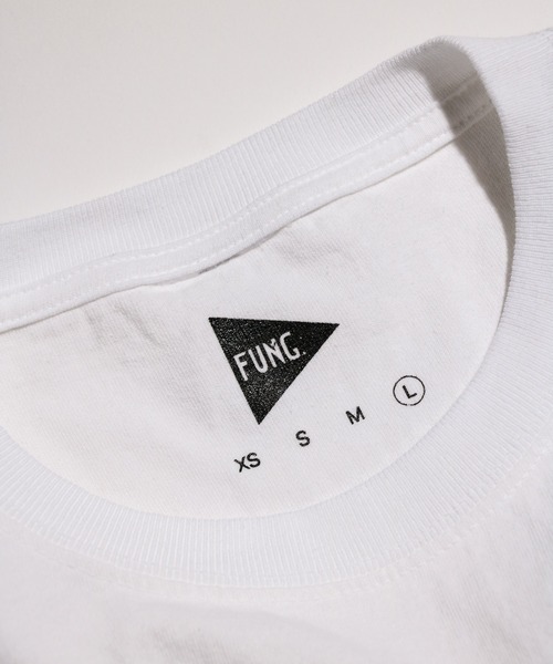 FUNG（ファング）の「FUNG / ファング UNITED CITY SS TEE カレッジロゴ プリントTシャツ（Tシャツ/カットソー・メンズ・ホワイト/オリーブ・X-SMALL/MEDIUM/LARGE）」の5枚目の写真