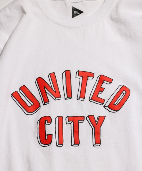 FUNG（ファング）の「FUNG / ファング UNITED CITY SS TEE カレッジロゴ プリントTシャツ（Tシャツ/カットソー・メンズ・ホワイト/オリーブ・X-SMALL/MEDIUM/LARGE）」の6枚目の写真