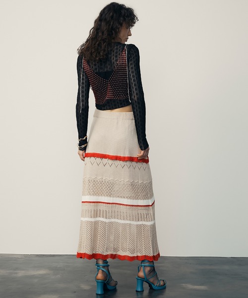 uyu.(ウユ)の「ショート丈花柄シアートップス(Tシャツ/カットソー・レディース・ホワイト/ブラック・FREE)」の6枚目の写真