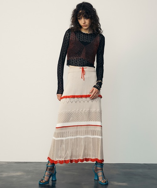 uyu.(ウユ)の「ショート丈花柄シアートップス(Tシャツ/カットソー・レディース・ホワイト/ブラック・FREE)」の7枚目の写真