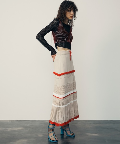 uyu.(ウユ)の「ショート丈花柄シアートップス(Tシャツ/カットソー・レディース・ホワイト/ブラック・FREE)」の9枚目の写真