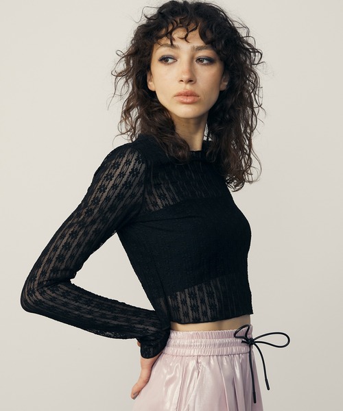 uyu.(ウユ)の「ショート丈花柄シアートップス(Tシャツ/カットソー・レディース・ホワイト/ブラック・FREE)」の3枚目の写真