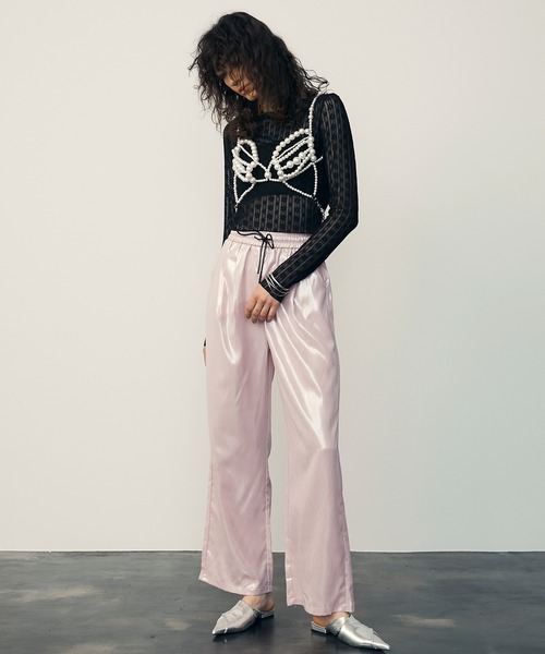 uyu.(ウユ)の「ショート丈花柄シアートップス(Tシャツ/カットソー・レディース・ホワイト/ブラック・FREE)」の13枚目の写真