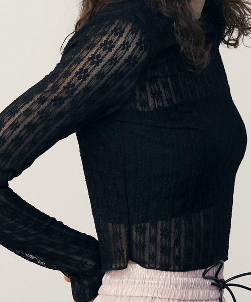 uyu.(ウユ)の「ショート丈花柄シアートップス(Tシャツ/カットソー・レディース・ホワイト/ブラック・FREE)」の5枚目の写真