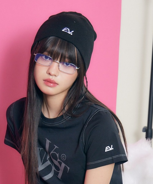 ENVYM（アンビー）の「【wondervisitor×ENVYM】EVロゴビーニー（ニットキャップ/ビーニー・レディース・ブラック/グレー・FREE）」の2枚目の写真