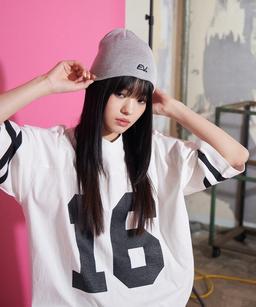 ENVYM（アンビー）の「【wondervisitor×ENVYM】EVロゴビーニー（ニットキャップ/ビーニー・レディース・ブラック/グレー・FREE）」の6枚目の写真