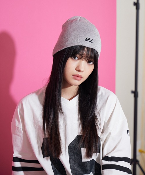 ENVYM（アンビー）の「【wondervisitor×ENVYM】EVロゴビーニー（ニットキャップ/ビーニー・レディース・ブラック/グレー・FREE）」の5枚目の写真
