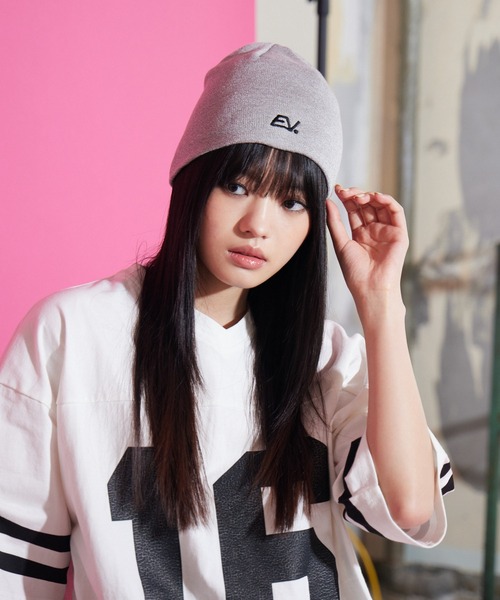 ENVYM（アンビー）の「【wondervisitor×ENVYM】EVロゴビーニー（ニットキャップ/ビーニー・レディース・ブラック/グレー・FREE）」の4枚目の写真