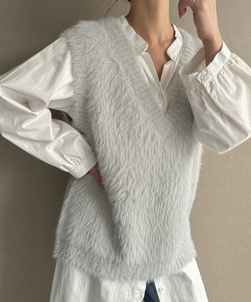 JUNOAH（ジュノア）の「フェザーVネックベスト（ベスト・レディース・ブラック/グレイッシュベージュ/アイボリー/杢グレー/チャコール・FREE）」の3枚目の写真