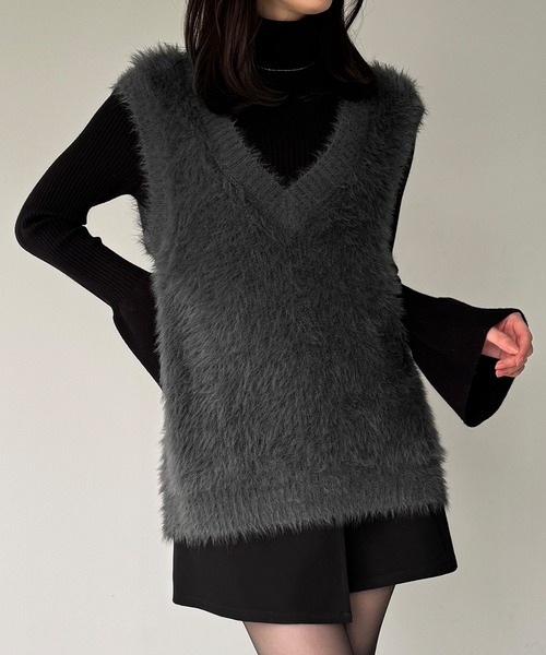 JUNOAH（ジュノア）の「フェザーVネックベスト（ベスト・レディース・ブラック/グレイッシュベージュ/アイボリー/杢グレー/チャコール・FREE）」の4枚目の写真