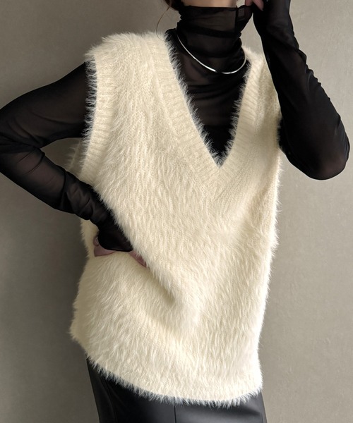 JUNOAH（ジュノア）の「フェザーVネックベスト（ベスト・レディース・ブラック/グレイッシュベージュ/アイボリー/杢グレー/チャコール・FREE）」の2枚目の写真