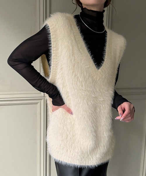 JUNOAH（ジュノア）の「フェザーVネックベスト（ベスト・レディース・ブラック/グレイッシュベージュ/アイボリー/杢グレー/チャコール・FREE）」の6枚目の写真