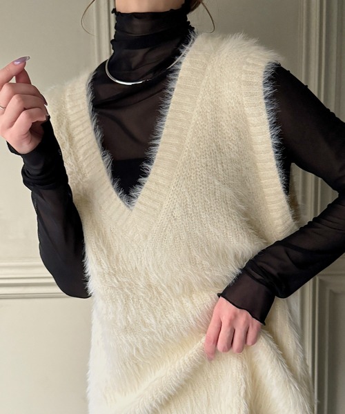 JUNOAH（ジュノア）の「フェザーVネックベスト（ベスト・レディース・ブラック/グレイッシュベージュ/アイボリー/杢グレー/チャコール・FREE）」の7枚目の写真