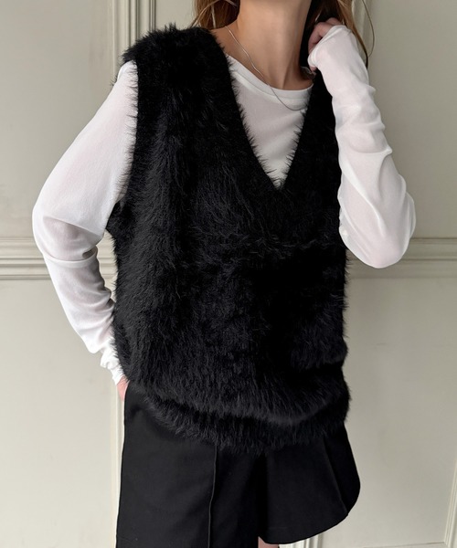 JUNOAH（ジュノア）の「フェザーVネックベスト（ベスト・レディース・ブラック/グレイッシュベージュ/アイボリー/杢グレー/チャコール・FREE）」の10枚目の写真