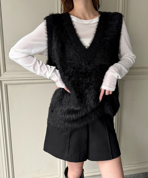 JUNOAH（ジュノア）の「フェザーVネックベスト（ベスト・レディース・ブラック/グレイッシュベージュ/アイボリー/杢グレー/チャコール・FREE）」の12枚目の写真