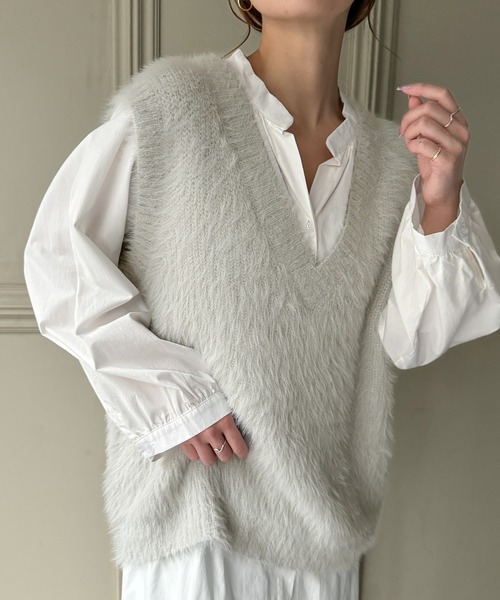 JUNOAH（ジュノア）の「フェザーVネックベスト（ベスト・レディース・ブラック/グレイッシュベージュ/アイボリー/杢グレー/チャコール・FREE）」の13枚目の写真