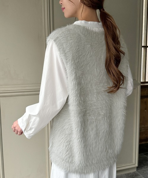 JUNOAH（ジュノア）の「フェザーVネックベスト（ベスト・レディース・ブラック/グレイッシュベージュ/アイボリー/杢グレー/チャコール・FREE）」の16枚目の写真