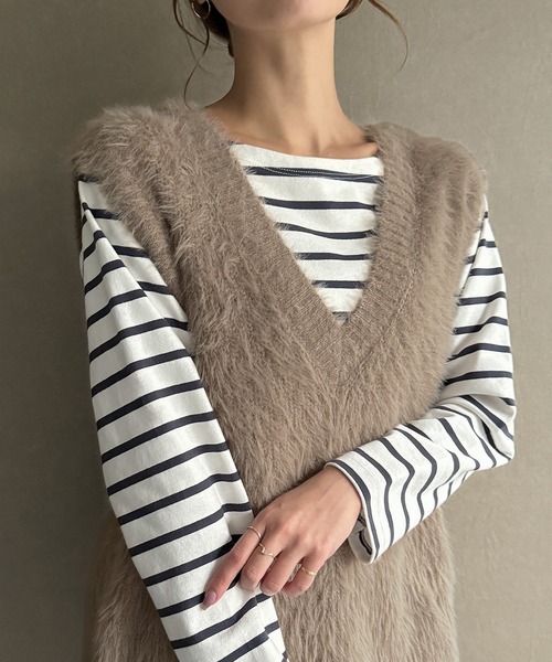 JUNOAH（ジュノア）の「フェザーVネックベスト（ベスト・レディース・ブラック/グレイッシュベージュ/アイボリー/杢グレー/チャコール・FREE）」の17枚目の写真