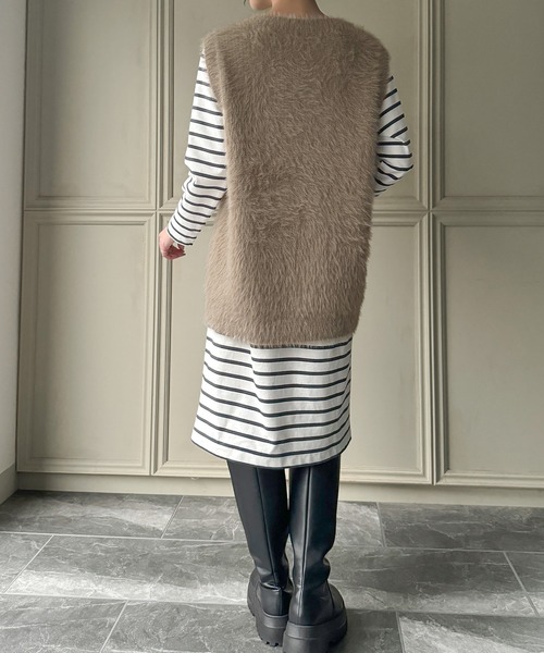 JUNOAH（ジュノア）の「フェザーVネックベスト（ベスト・レディース・ブラック/グレイッシュベージュ/アイボリー/杢グレー/チャコール・FREE）」の19枚目の写真