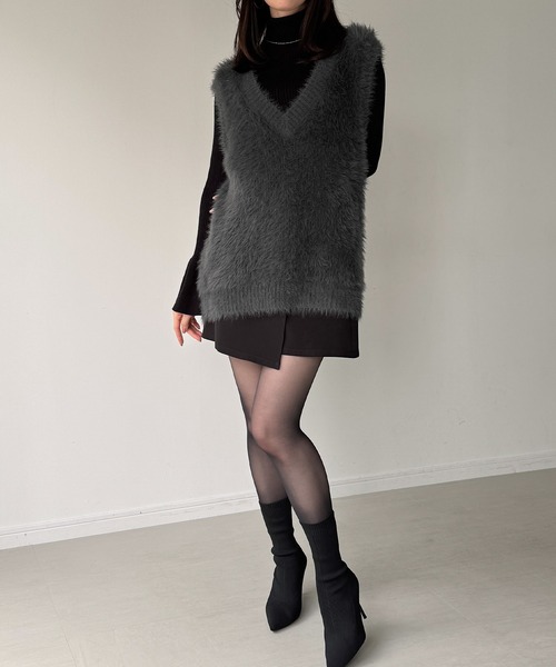 JUNOAH（ジュノア）の「フェザーVネックベスト（ベスト・レディース・ブラック/グレイッシュベージュ/アイボリー/杢グレー/チャコール・FREE）」の21枚目の写真