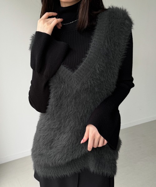 JUNOAH（ジュノア）の「フェザーVネックベスト（ベスト・レディース・ブラック/グレイッシュベージュ/アイボリー/杢グレー/チャコール・FREE）」の22枚目の写真