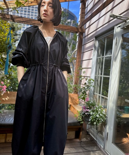 FLUMOR(フラマー)の「ラウンドシルエットボリュームドレス(ワンピース・レディース・キャメル/ブラック・38)」の9枚目の写真