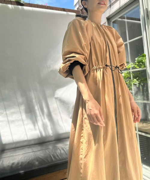 FLUMOR(フラマー)の「ラウンドシルエットボリュームドレス(ワンピース・レディース・キャメル/ブラック・38)」の20枚目の写真