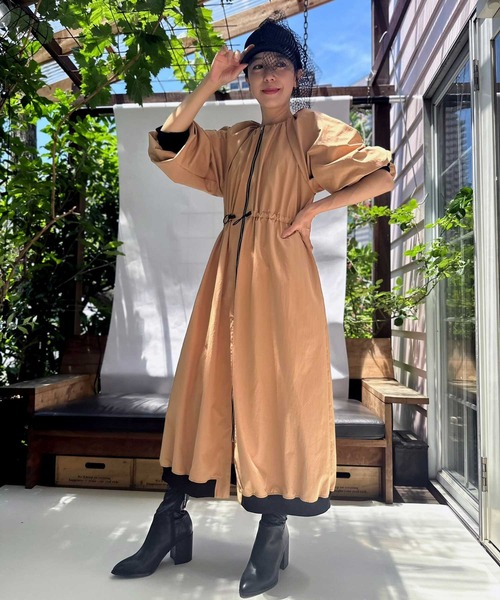 FLUMOR(フラマー)の「ラウンドシルエットボリュームドレス(ワンピース・レディース・キャメル/ブラック・38)」の6枚目の写真