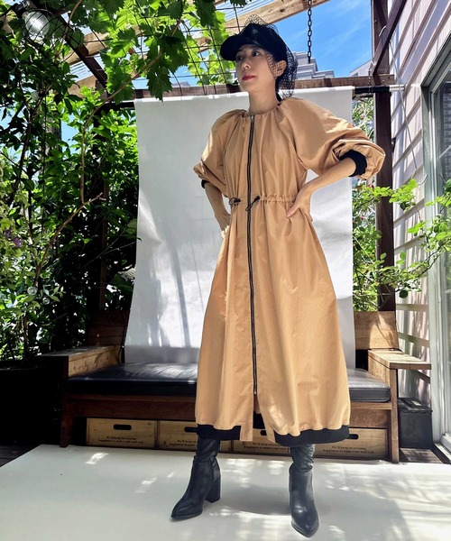 FLUMOR(フラマー)の「ラウンドシルエットボリュームドレス(ワンピース・レディース・キャメル/ブラック・38)」の4枚目の写真