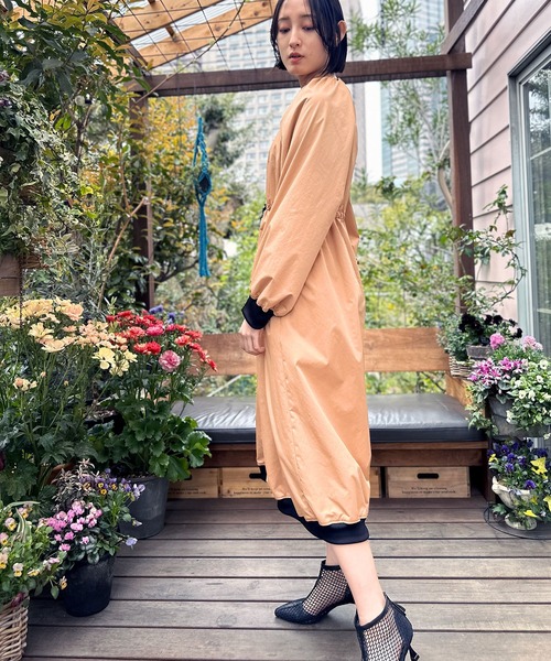 FLUMOR(フラマー)の「ラウンドシルエットボリュームドレス(ワンピース・レディース・キャメル/ブラック・38)」の17枚目の写真