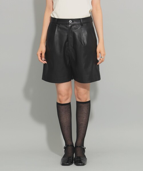 Ray BEAMS（レイビームス）の「フェイクレザー ショートパンツ（その他パンツ・レディース・ブラック・1/0）」の4枚目の写真
