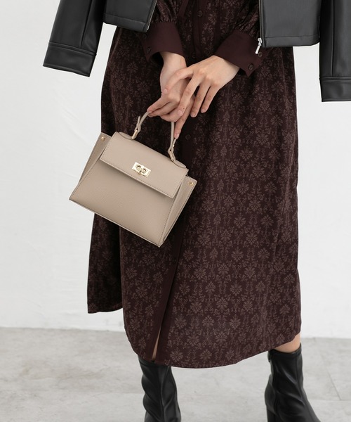 Honeys（ハニーズ）の「金具使いフラップバッグ（ハンドバッグ・レディース・ブラウン/ブラック/グレイッシュベージュ・FREE）」の3枚目の写真