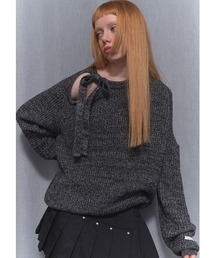 FANCY CLUB（ファンシークラブ）の「A'GEM/9 × .kom 『 FANCY CLUB/ファンシークラブ』 RIBBON ONE-SHOULDER KNIT/リボン オフショルダー ニット（ニット/セーター・メンズ）」