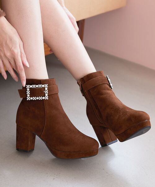 MAJESTIC LEGON（マジェスティックレゴン）の「パールビジューバックルブーツ（ブーツ・レディース・チャコールグレー/ブラック/ブラウン/グレイッシュベージュ・SMALL/MEDIUM/LARGE/X-LARGE）」の4枚目の写真