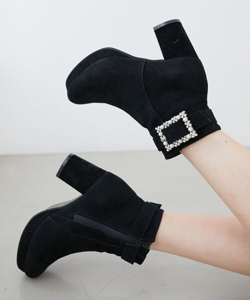 MAJESTIC LEGON（マジェスティックレゴン）の「パールビジューバックルブーツ（ブーツ・レディース・チャコールグレー/ブラック/ブラウン/グレイッシュベージュ・SMALL/MEDIUM/LARGE/X-LARGE）」の2枚目の写真