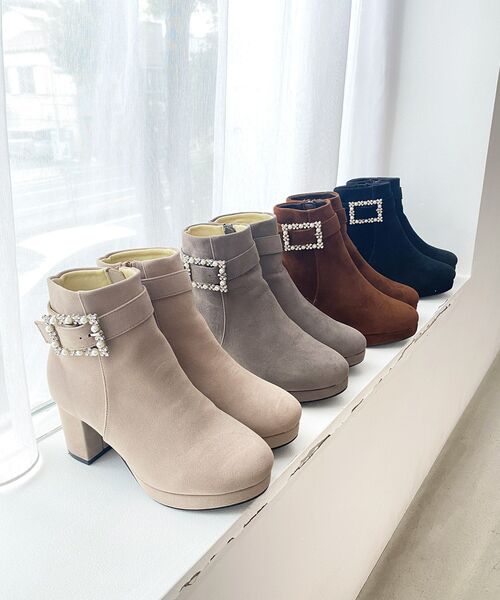 MAJESTIC LEGON（マジェスティックレゴン）の「パールビジューバックルブーツ（ブーツ・レディース・チャコールグレー/ブラック/ブラウン/グレイッシュベージュ・SMALL/MEDIUM/LARGE/X-LARGE）」の5枚目の写真