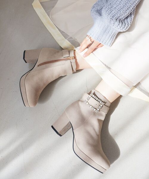 MAJESTIC LEGON（マジェスティックレゴン）の「パールビジューバックルブーツ（ブーツ・レディース・チャコールグレー/ブラック/ブラウン/グレイッシュベージュ・SMALL/MEDIUM/LARGE/X-LARGE）」の6枚目の写真