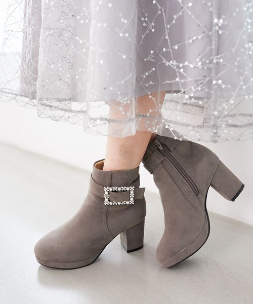 MAJESTIC LEGON（マジェスティックレゴン）の「パールビジューバックルブーツ（ブーツ・レディース・チャコールグレー/ブラック/ブラウン/グレイッシュベージュ・SMALL/MEDIUM/LARGE/X-LARGE）」の9枚目の写真