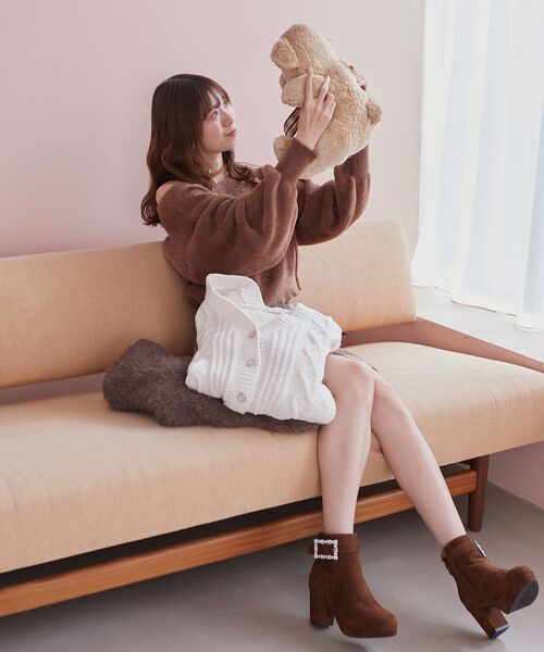 MAJESTIC LEGON（マジェスティックレゴン）の「パールビジューバックルブーツ（ブーツ・レディース・チャコールグレー/ブラック/ブラウン/グレイッシュベージュ・SMALL/MEDIUM/LARGE/X-LARGE）」の10枚目の写真