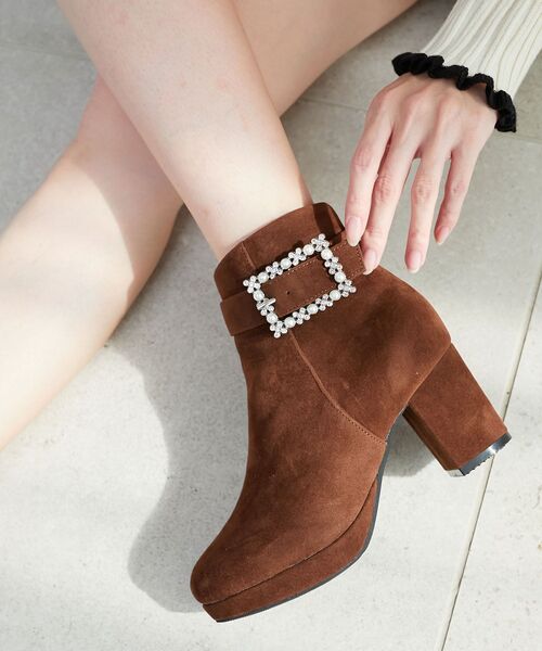 MAJESTIC LEGON（マジェスティックレゴン）の「パールビジューバックルブーツ（ブーツ・レディース・チャコールグレー/ブラック/ブラウン/グレイッシュベージュ・SMALL/MEDIUM/LARGE/X-LARGE）」の12枚目の写真