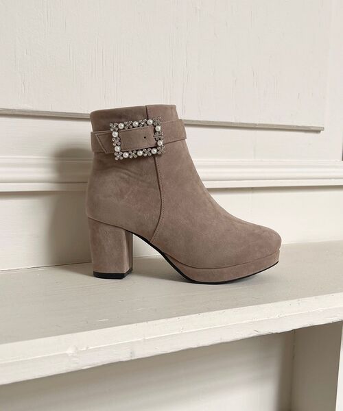 MAJESTIC LEGON（マジェスティックレゴン）の「パールビジューバックルブーツ（ブーツ・レディース・チャコールグレー/ブラック/ブラウン/グレイッシュベージュ・SMALL/MEDIUM/LARGE/X-LARGE）」の21枚目の写真