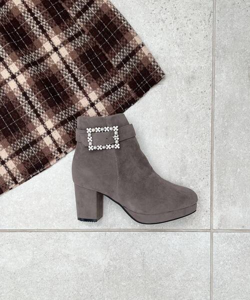 MAJESTIC LEGON（マジェスティックレゴン）の「パールビジューバックルブーツ（ブーツ・レディース・チャコールグレー/ブラック/ブラウン/グレイッシュベージュ・SMALL/MEDIUM/LARGE/X-LARGE）」の22枚目の写真