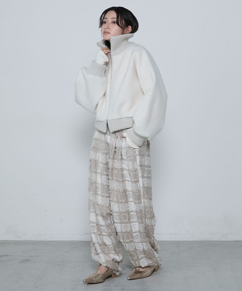 le ELMi(ルエルミ)の「Double-zip boucle high-necked blouson / ダブルジップ ブークレ ハイネックブルゾン(ブルゾン・レディース・チャコール/ブラック/アイボリー・FREE)」の4枚目の写真