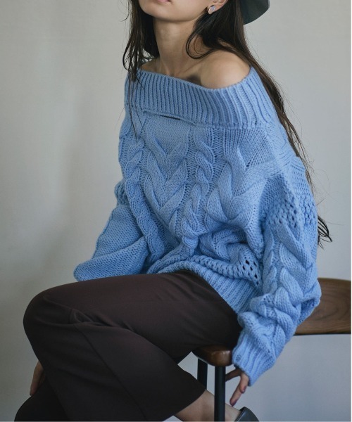 Sirin（シリン）の「【小柄女性向け】オフショルダーケーブルニット（ニット/セーター・レディース・チャコールグレー/ライトブルー・FREE）」の2枚目の写真