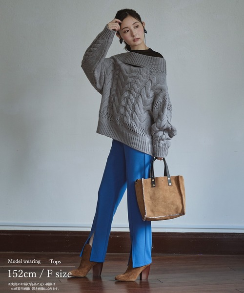 Sirin（シリン）の「【小柄女性向け】オフショルダーケーブルニット（ニット/セーター・レディース・チャコールグレー/ライトブルー・FREE）」の3枚目の写真