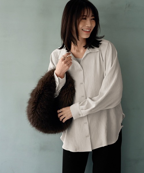 STYLE DELI(スタイルデリ)の「シボ入りガーゼ調V開きシャツ(シャツ/ブラウス・レディース・カーキ/ホワイト系その他・FREE)」の2枚目の写真