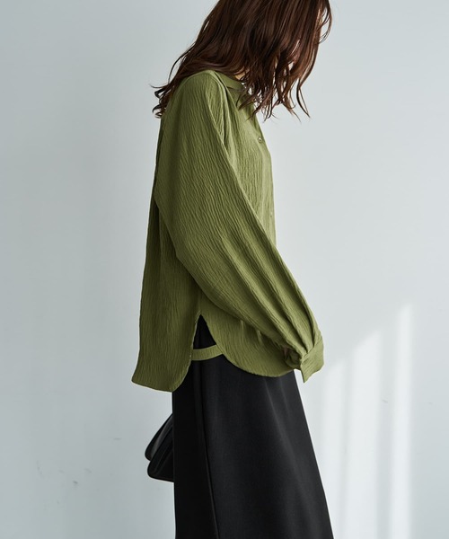 STYLE DELI(スタイルデリ)の「シボ入りガーゼ調V開きシャツ(シャツ/ブラウス・レディース・カーキ/ホワイト系その他・FREE)」の5枚目の写真
